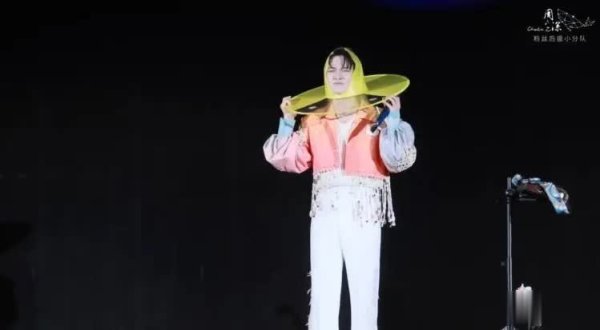 金策略 周深南京演唱会雨中坚守开嗓，唱功无碍感动全网