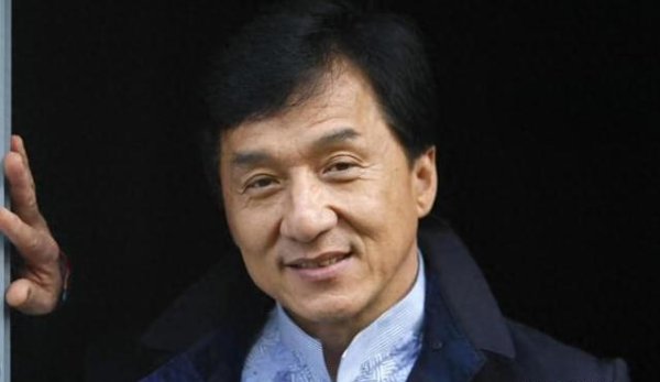 辉煌优配 71岁成龙白发满头，豪宅无数却无家，儿女结局让人叹息